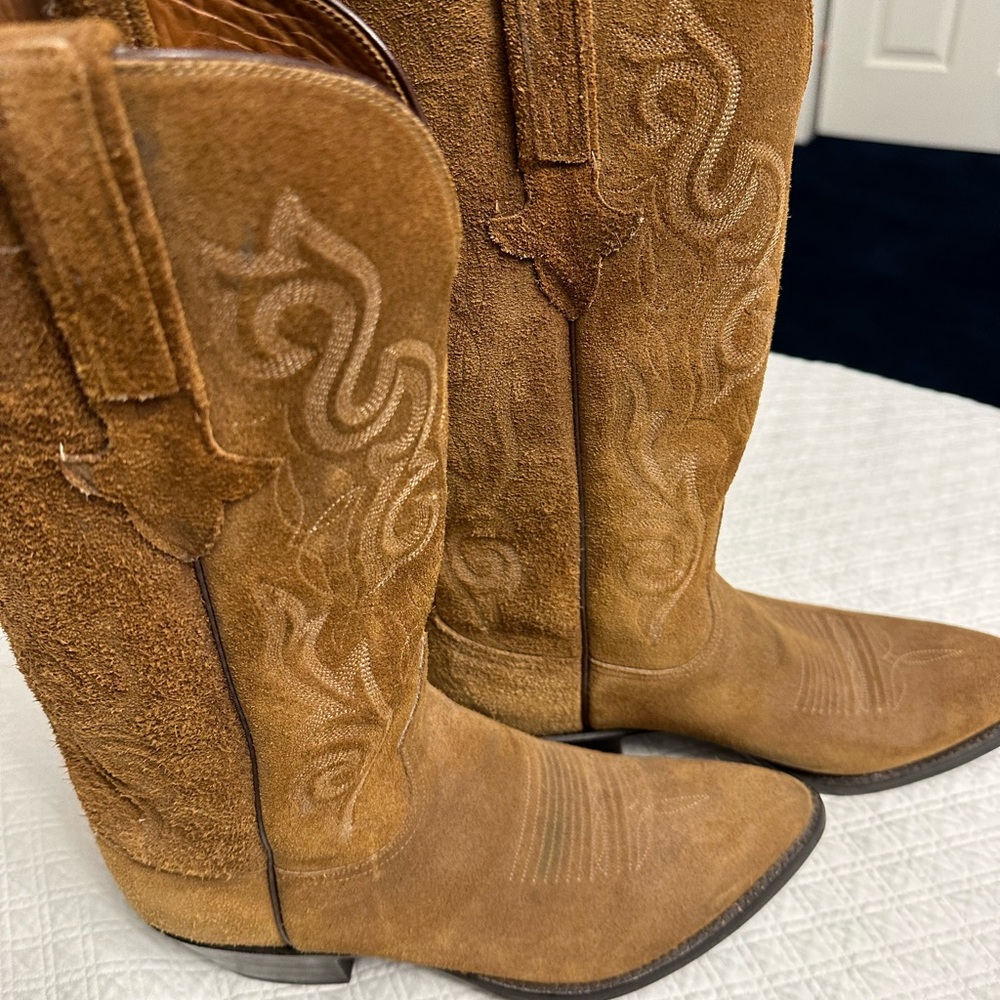 Men’s size 8 tan Lucchese cowboy boots